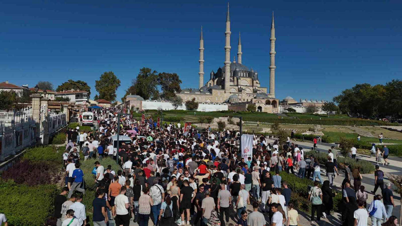 Edirne Selimiye Meydanı: Ziyaretçi Akını ve Tarihi Atmosfer