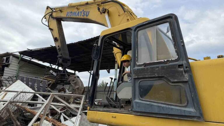 İznik’te 6 Yaşındaki Çocuğun İş Makinesi Kullanımı Şaşırtıyor
